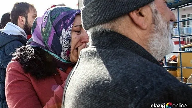 Evinin yıkılışını gözyaşlarıyla izledi