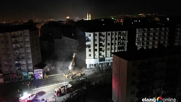 Hasarlı binada yıkım çalışmaları başladı