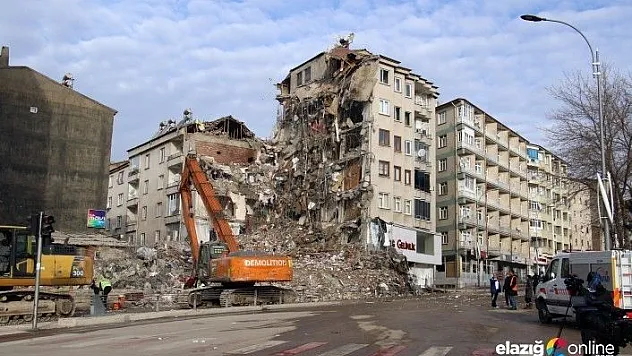 Hasarlı binalarda yıkım çalışmaları sürüyor