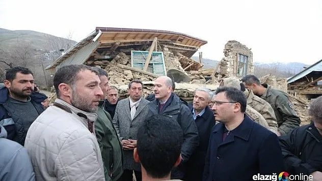 İçişleri Bakanı Soylu ile Sağlık Bakanı Koca depremde 6 evin yıkıldığı köyde incelemede bulundu