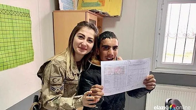 Jandarma personeli, öğrencilerin karne heyecanına ortak oldu