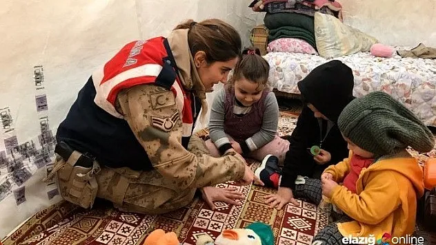 Jandarmanın kadın personelleri, depremzede çocukları yalnız bırakmıyor