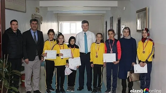 Kaymakam Karaloğlu, dereceye giren öğrencileri ağırladı