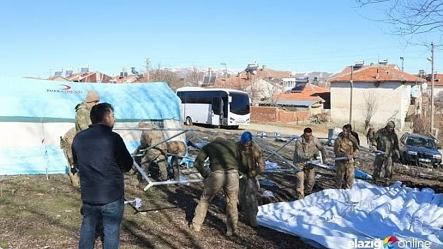 Mehmetçik Sivrice'de vatandaşların çadırını kurdu