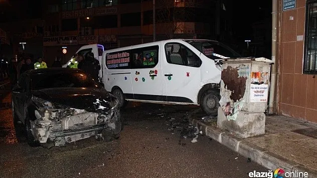 Minibüs ile otomobil çarpıştı: 3 yaralı