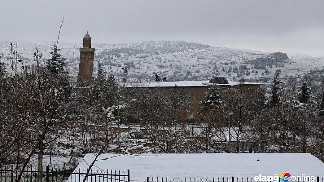 Tarihi Harput Mahallesi beyaza büründü