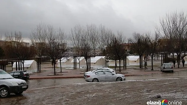 Yağışların etkili olmaya başladığı Elazığ'da, çadırkentte yaşam