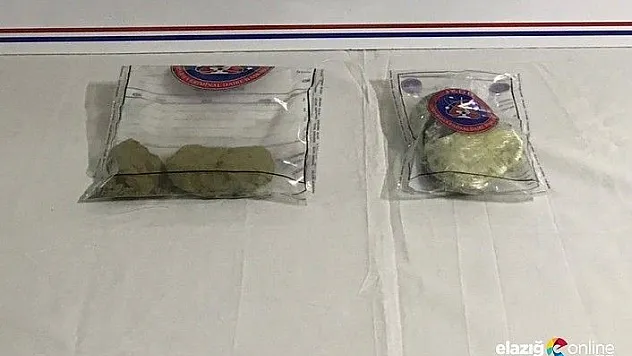 1 şüpheli gözaltına alınırken araçta yarım kilo toz esrar ele geçirildi
