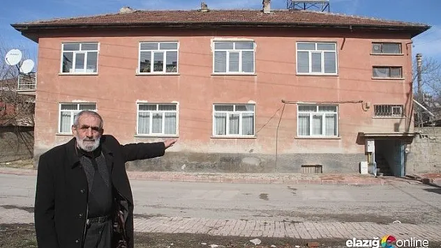 75 yaşındaki Mehmet dede, evini depremzede aileye ücretsiz verdi