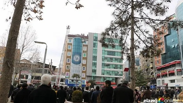 7 katlı bir iş merkezinin çatı kısmında çıkan yangın korkuttu