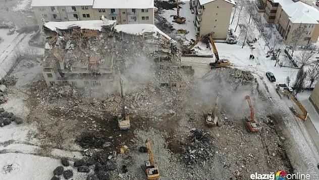 Ağır hasarlı yapıların yıkımı sürüyor