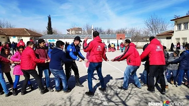 Çocukların üzerindeki deprem etkisini atmaları için etkinlik düzenledi