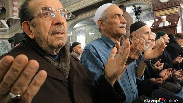 Deprem bölgesi Elazığ'da eller semaya Mehmetçik için açıldı