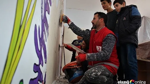 Deprem bölgesinde okullar eğitime hazırlanıyor