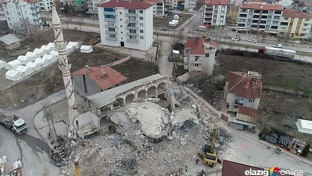 Depremde ağır hasar alan cami böyle çöktü