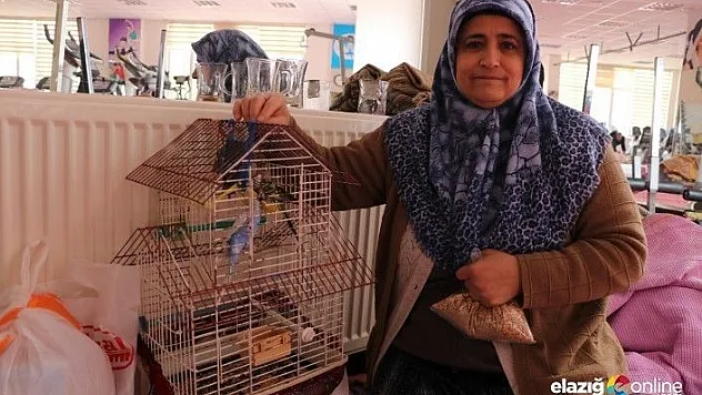 Depremde evindeki her şeyi bıraktı, kuşlarını kurtardı