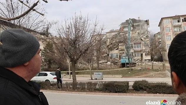 Depremde hasar gören binalar yıkılıyor