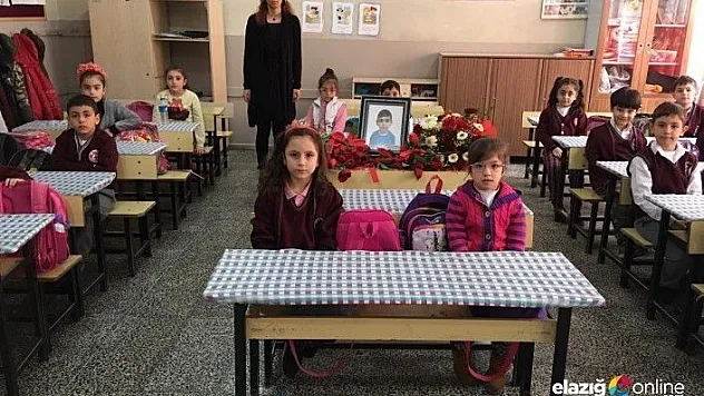 Depremde hayatını kaybeden Miraç Ali'nin arkadaşları ilk derse hüzünlü başladı