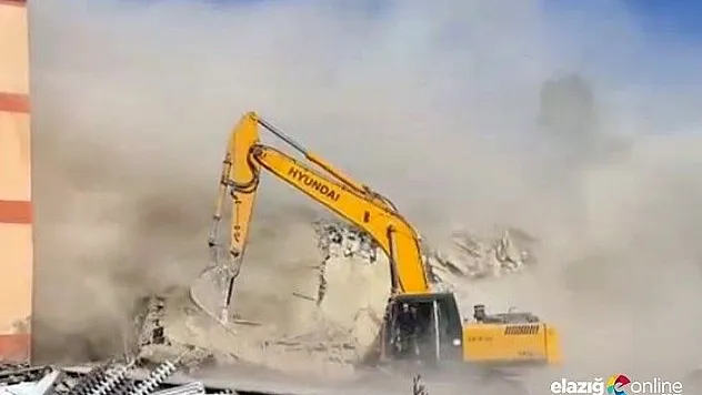 Depremin hasar verdiği okul, kontrollü olarak böyle yıkıldı