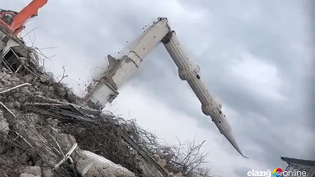 Depremin vurduğu Elazığ'da yıkımlar sürüyor, caminin minaresi böyle devrildi