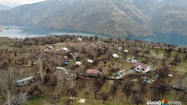 Depremin ana merkezi Çevrimtaş'a ilk 'örnek ev' kuruldu
