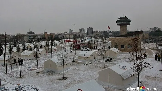 Depremin vurduğu Elazığ'da kar etkisini gösterdi