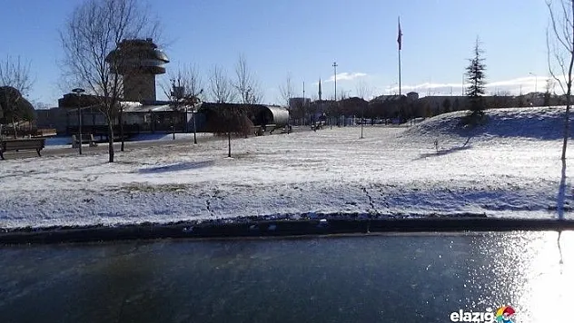 Depremin vurduğu Elazığ'da soğuk havanın etkisiyle süs havuzları dondu