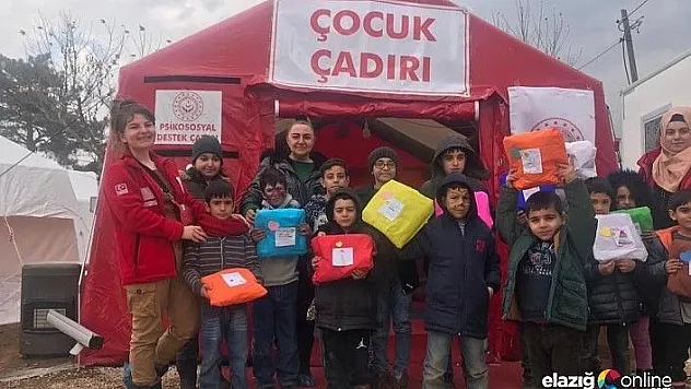 Depremzede çocuklar, annelerine hediye hazırladı