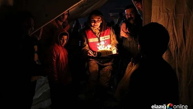 Depremzede çocuğa çadırda doğum günü