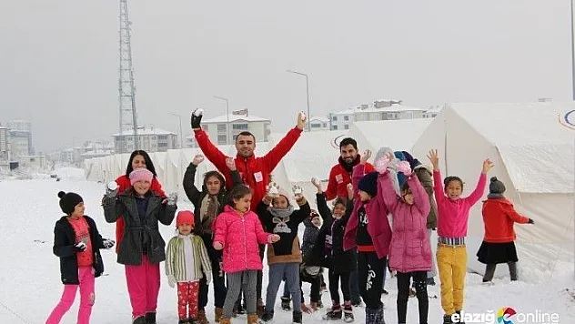 Depremzede çocuklar kartopu oynayarak eğlendi