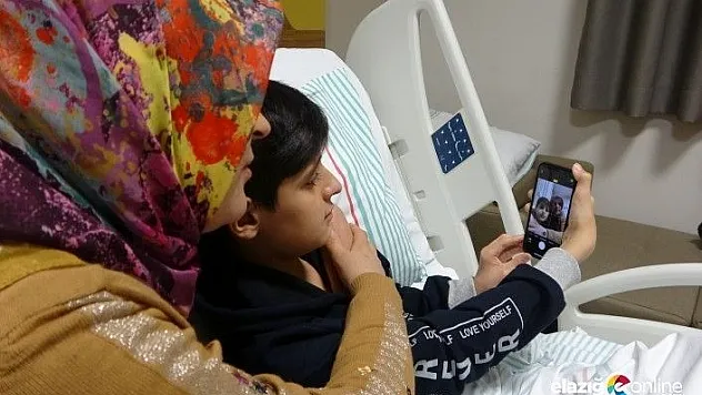 Depremzede Kerim, Erdoğan'ın gönderdiği &quotTelefon&quotla ders çalışmaya başladı