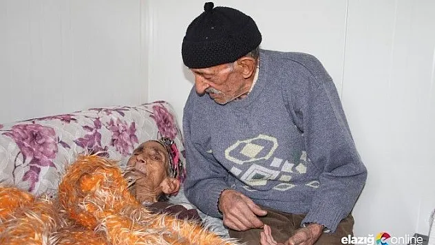 Depremzede yaşlı çift konteynere yerleşti