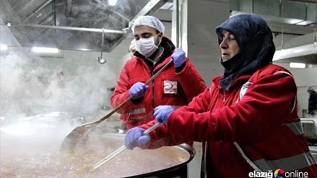 Depremzedeler için gönüllü anne oğlu görevde