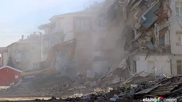 Elazığ'da depremde hasar gören bina çöktü
