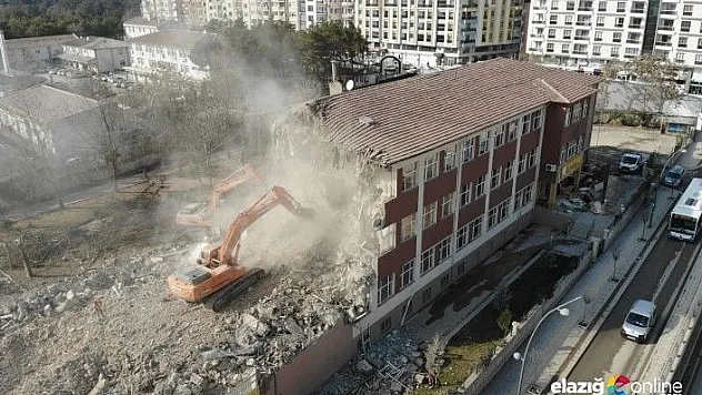 Elazığ'da depremde hasar gören 50 yıllık okullar yıkılıyor