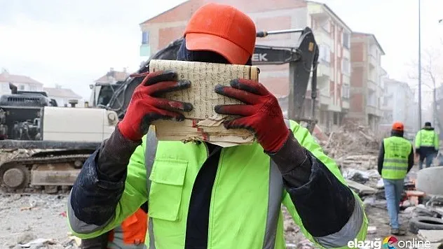 Enkazda Kur'an-ı Kerim ve bayrak hassasiyeti