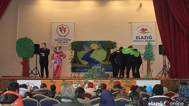 Gönüllü tiyatro ekibi çocuklar için sahne aldı