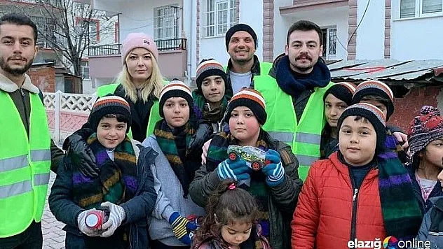 Gönüllüler, deprem bölgesinde destek veriyor