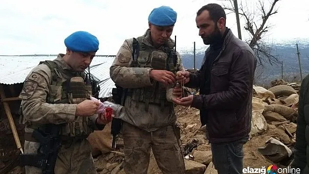 Jandarma enkazda bulduğu altınları sahibine teslim etti