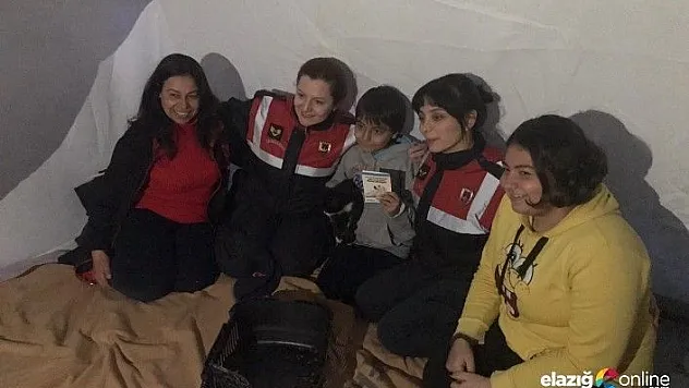 Kedisini kaybeden küçük depremzedeye kedi sürprizi