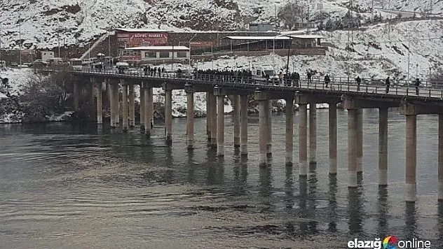 Köprü ayağına çarpan tekne battı:1 kayıp