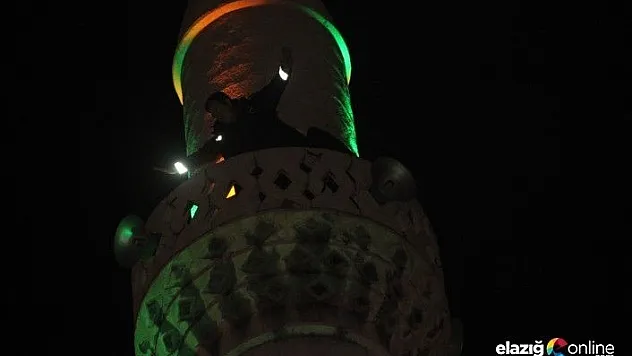 Minaredeki intihar girişimini imam engelledi