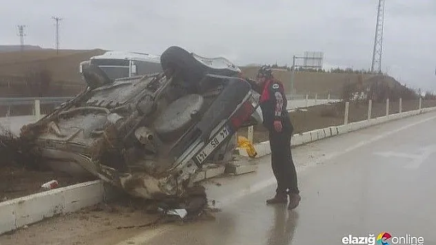 Otomobil refüje çarpıp, ters döndü