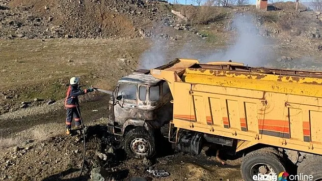 Park halindeki kamyon yandı