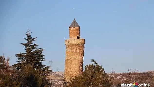 Pisa kulesinden daha fazla eğik olan minare, depremden etkilenmedi