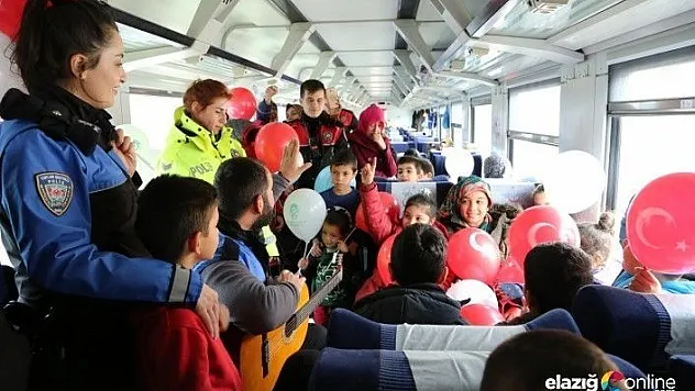 Polis vagonlarda kalan depremzede çocukları sevindirdi