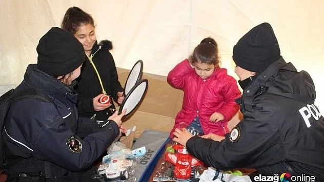 Polisler, depremzede çocuklar için görevde