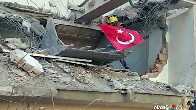 Yıkımda işçinin bayrak hassasiyeti