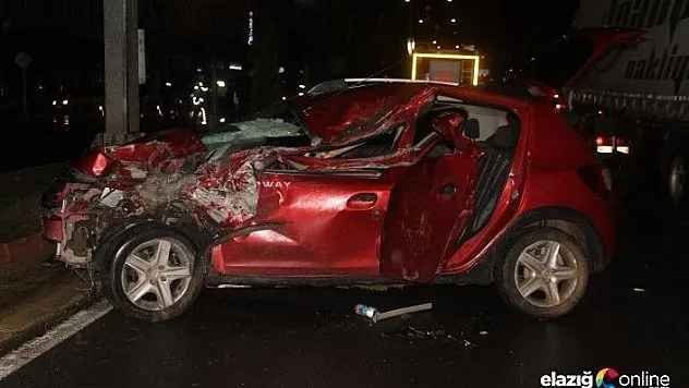 Çarpışan otomobillerden biri yan yattı: 3 yaralı