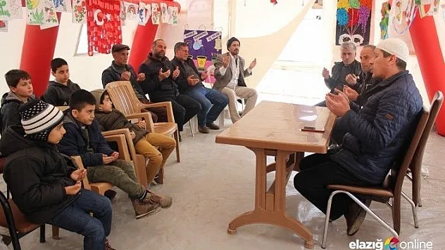 Depremzedeler çadırda Mehmetçiğe dua etti